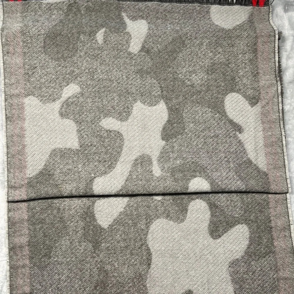 Studio‎ Scarf Grey Camo Red Stripe Fringed Knit Rectangular Wrap